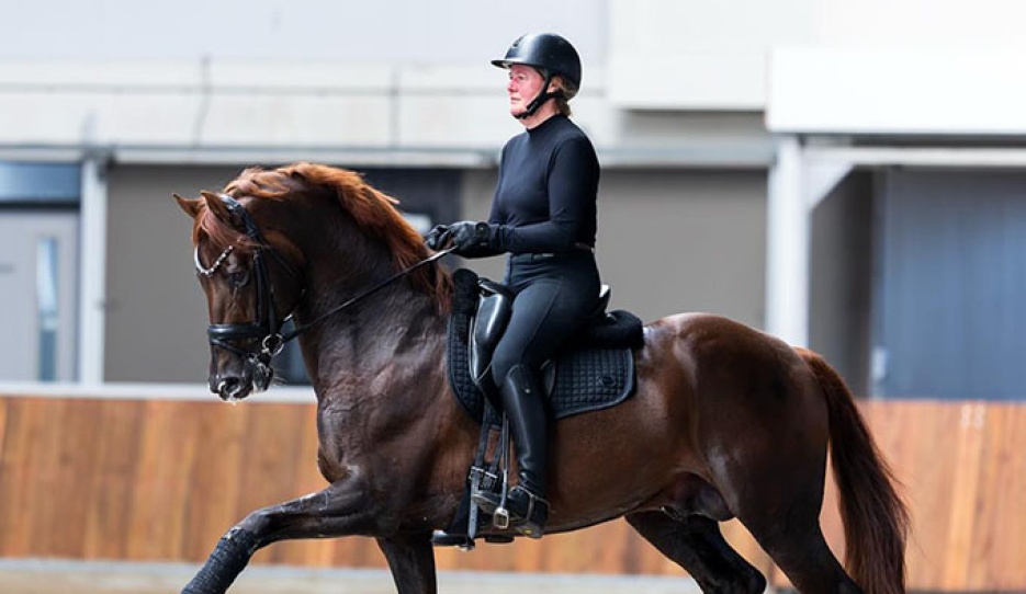 Owner Saskia van Musscher and Tesla :: Photo © Equigeniek