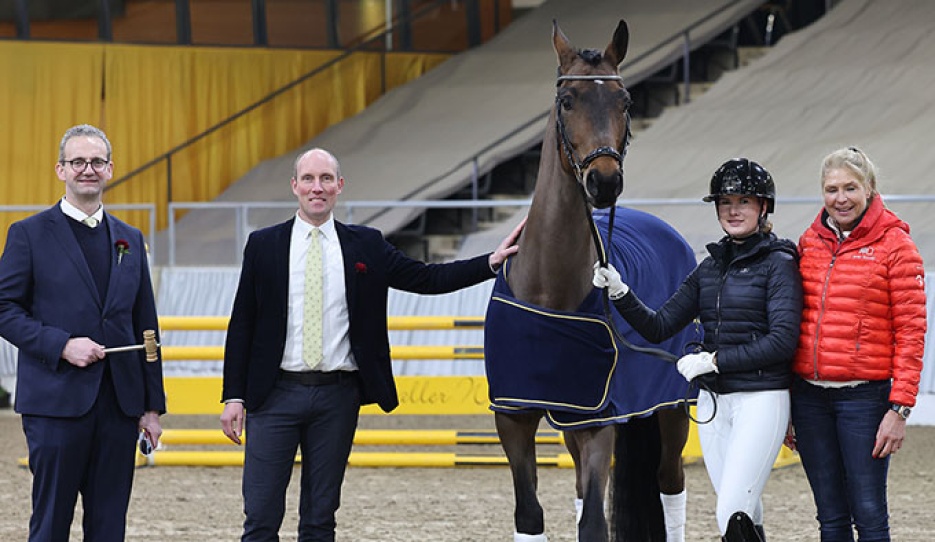Fahr-Well with rider Ann-Christin Feix and owner Anja Plönzke (right) and auctioneer Bernd Hickert and auction manager Wilken Treu (left)