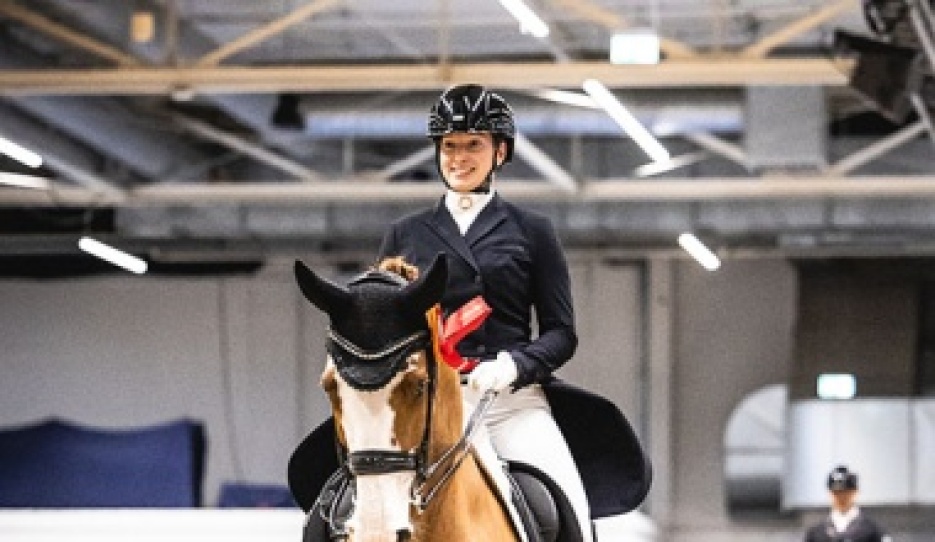 Amelie von Harsdorf and her team run a professional yard in Raubling, Germany, focused on dressage sport and maximum equine welfare. 