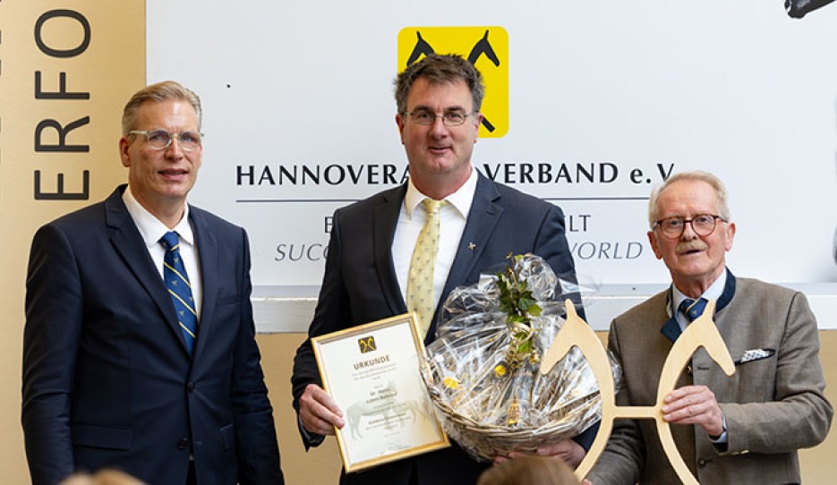 Frederic Bünger (left) and Carsten Leopold presented Dr Hinni Lührs-Behnke with the Hanoverian Society’s Golden Pin of Honour