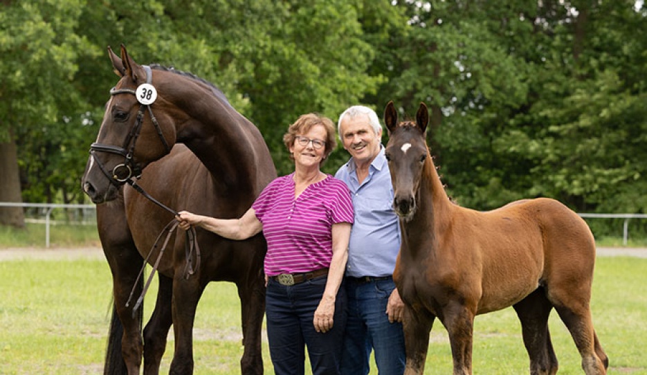 Fronida P and her breeders Friederike and Hartmut Pelzer