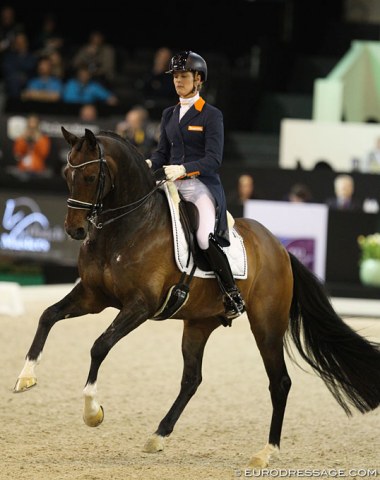 Adelinde Cornelissen and her home bred Zephyr (by Jazz). The elegant gelding spooked in the second passage and had mistakes in the one tempi changes. The zig zag, however, was a highlight