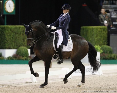 Emmelie Scholtens and Apache rode a solid test. The black stallion is very regular and lightfooted in passage. The collected walk was lateral and the onset of the left pirouette big. Overall Apache should have more elasticity in the frame, but Scholtens presented him very consistently