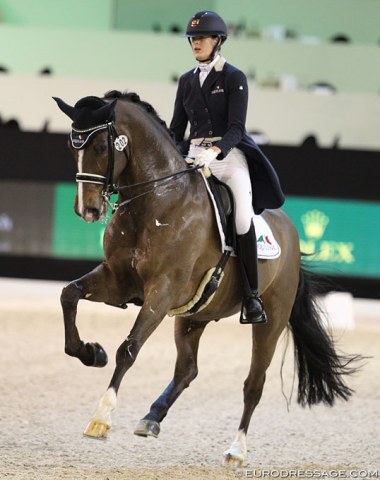 The 18-year old Tiamo is like red wine: getting better with age. One week ago Jorinde Verwimp scored over 73% for a similar test at the CDI Lier. In Den Bosch her score got stuck at 71%. Either she was underscored or the ones ranked above her overscored.. It's a matter of perspective I presume