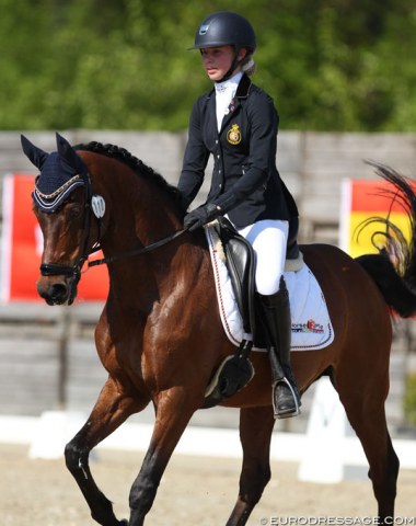 Amber van der Steichel on Dollarboy SG. This 16-year old pony is also a typical schoolmaster with previous riders such as Numa Verberne, Amber Heidbuchel, Tahnee Meyssen, and Katelijne Maes. 