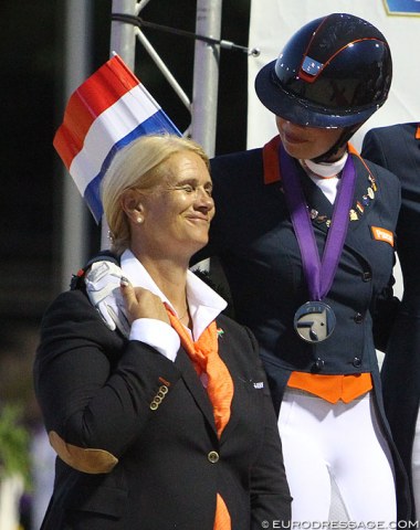 Jasmien de Koeyer gives Dutch JR/YR team trainer Monique Peutz a pat on the back