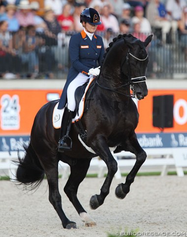 Emmelie Scholtens had Desperado in a really nice frame and going well in the first part of the test, but the piaffe did not happen and the horse refused to make any piaffe steps. Pity
