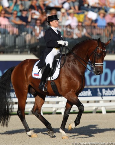 Elena Sidneva rode Fuhur in one of the most correct frames of all riders with a long neck, poll as highest point. Her piaffe-passage was also one of the best, but she lost the horse a bit in the canter with too long reins