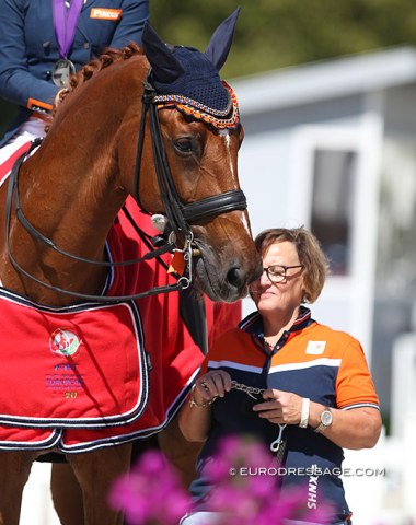 Jeanine NIeuwenhuis' mum cuddling with TC Athene during the prize giving