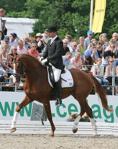 German based Portuguese rider Helder Carvalho on Herbert Kruse's 3-year old Hanoverian stallion Chapeau Claque (by Connery x Davignon). This horse vanished after competing at the 2005 Hanoverian Young horse champs in Verden