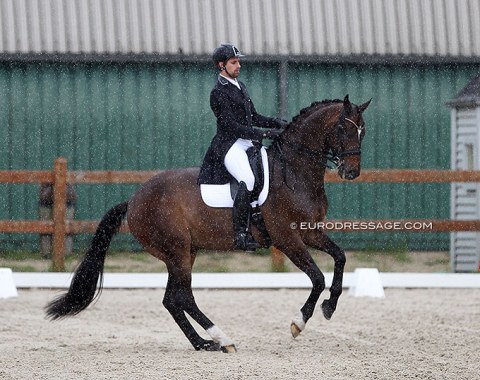 Thibault Vandenberghe riding Santiago Song in one of the many short rain showers on the weekend
