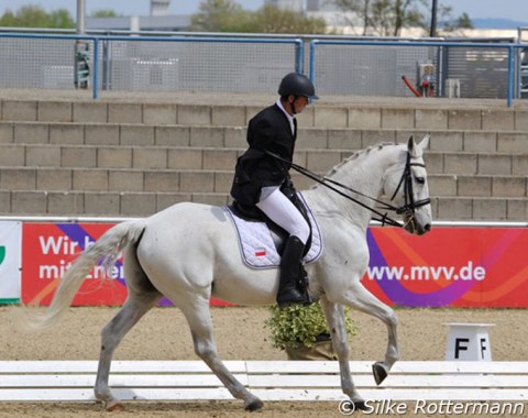 Despite his handicap, Maciej Bigaj from Poland rode Liverpool in Grade IV in the double-bridle with split reins and succeeded in this demanding task.