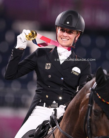 Jessica von Bredow-Werndl flashes her golden medal