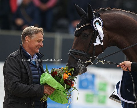 For Magic is interested in the flowers that his breeder Friedhelm Kühnen received