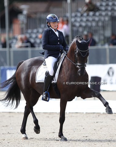 Lithuanian Sandra Sysojeva on Maxima Bella (by Millennium) with her extravagant frontleg. The mare lacked relaxation and overcompensated with flying front legs. 