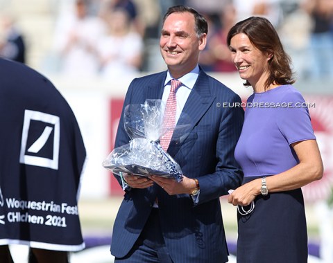 James von Moltke, Chief Financial Officer of the Deutsche Bank, and Stefanie Peters, President of the ALRV, in the award ceremony on Sunday