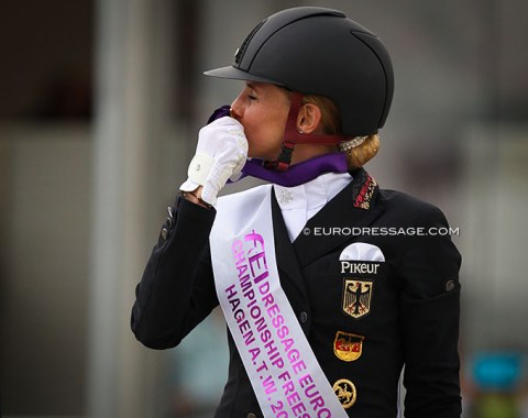 Jessica von Bredow-Werndl kisses her gold medal, her fifth in six weeks time