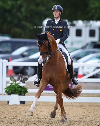 After placing fourth at the 2021 European Young Riders Championships in Oliva, Sergio Moron Basaco had his hopes up for a medal in Hartpury. The dice fell differently as the horse spooked twice and the score dropped to 68.309