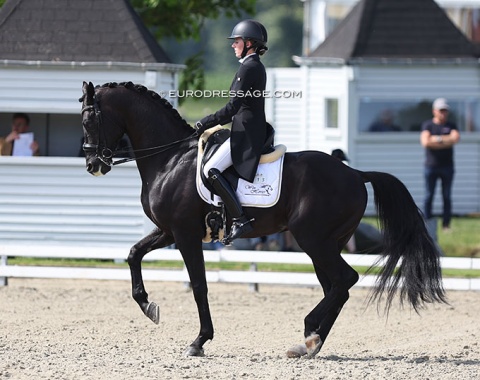 Flore de Winne in her second international at GP level with the 8-year old Flynn