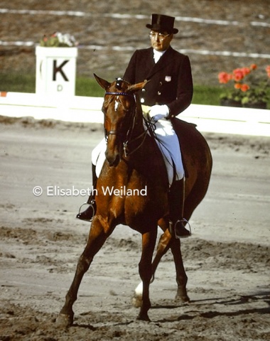US American John Winnett was renowned for upholding classical principles while competing internationally. Here he rode the 8-year-old Hanoverian Leopardi.