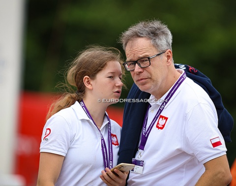 Polish team mate Aleksandra Blachno and her father watching Natalia Plata