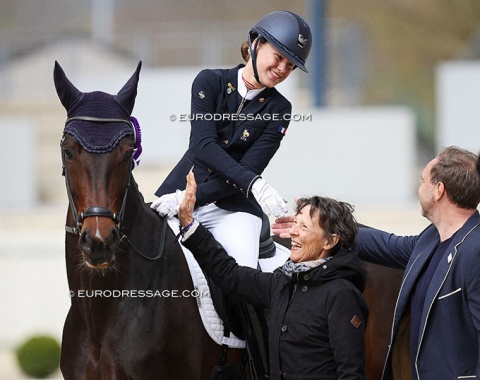 Paola Callet in the prize giving for the Children team test with French judge Isabelle Judet
