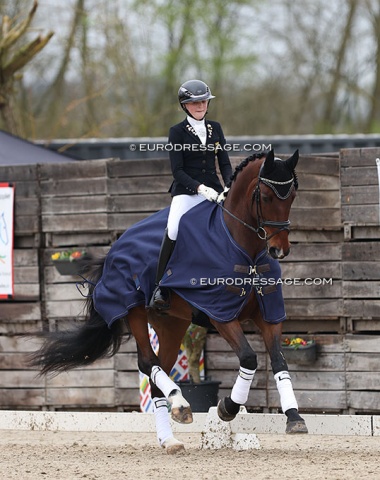 Winner of the children preliminary test, Ronja Kardos on Holly's Final (by Floricello x Bernstein)