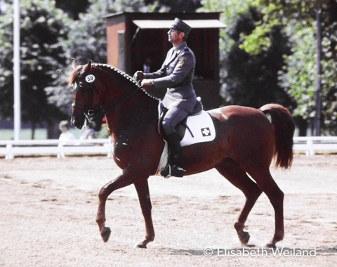 How pictures are alike: Swiss cavalry rider Ulrich Lehmann and the Danish bred gelding Xanthos. 9 years earlier Lehmann had achieved a 4th place at the Worlds in Goodwood with another tall chestnut coloured army mount, Widin.