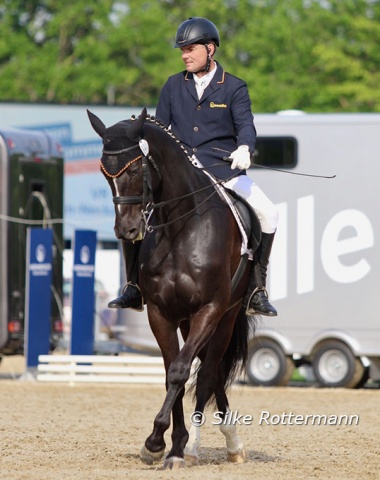 Steffen Zeibig, a multiple team rider for Germany, has found a successor for his mare Feel Good. The Trakehner Patamon (by Windsor x Enim Pascha) was warmed up with lots of lateral exercises in walk.