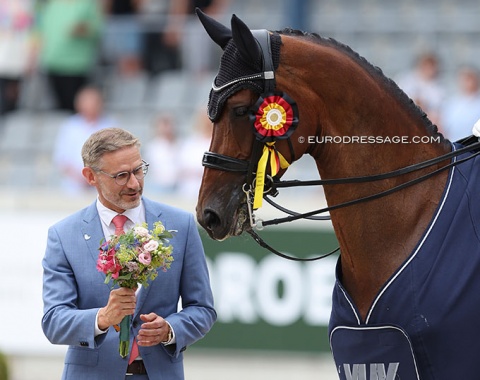 Sponsor Thomas Förl (Sparkasse Aachen) notices that Kismet is very interested in the flowers