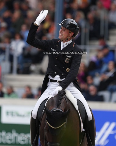 Frederic Wandres finished sixth on Bluetooth riding to the catchy Tuesday (Danelle Sandoval) tune. The piaffes were really nice, but in passage the horse could have more power from behind. The contact was at its best in the freestyle. A very solid kur.