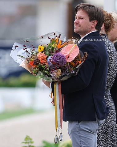 Medals are back, not FEI medals, but at least something ! The grooms received them from show director Joris Kemperman