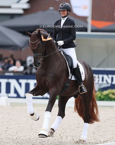 Stefanie Wolf and San to Alati (by Secret x Belissimo M) were certainly "Best in Show" winning the price of the best eye for detail: rose gold stirrups, glitter trims on lapels and ear bonnet. 