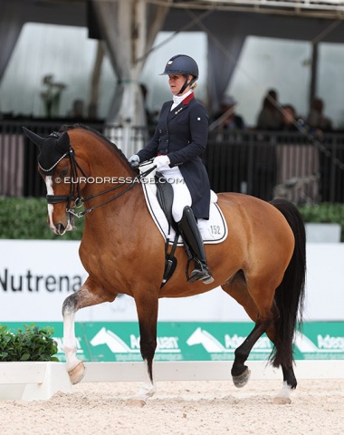 Beatrice Marienau on Issey, previously trained and competed by Anne Meulendijks
