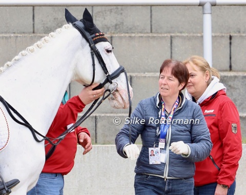 All horses got immediately checked by a steward at the end of their ride. Here Dutch steward Jacqueline De Jong checked Nautika, with German national coach Silke Fütterer looking on.