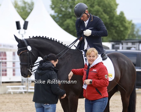 Last minute preparations of Steffen Zeibig and Patamon, assisted by his wife and German national coach Silke Fütterer.