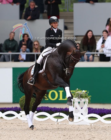 Franziskus has plenty of energy to throw in a leap-buck in the lap of honour