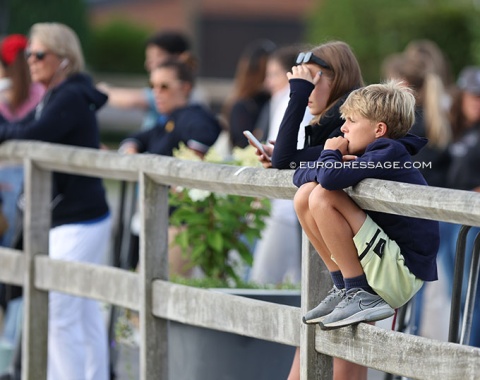 Watching the pony team competition