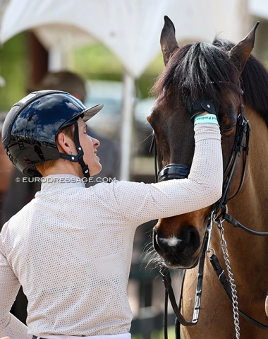 Swedish Sophie Mörner pats Macacho