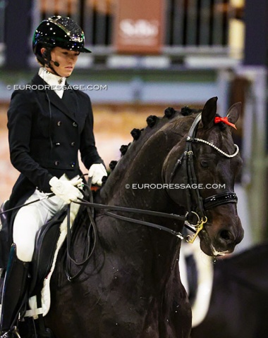 Red bow in Nespresso's forelock