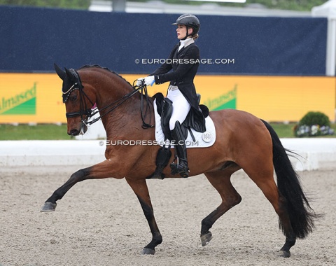 Annabella Pidgley on Vamos Amigos