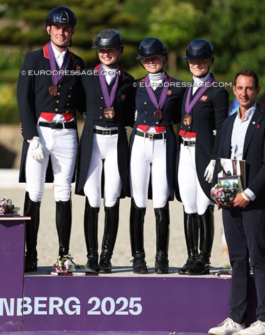 The Brits on the bronze medal step of the podium: Harrison Ashton, Annabella Pidgley, Lilah Gibbs, Charlotte Lutener, and chef d'equipe Tom Hobday