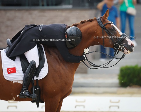 Belgian based Turkish rider Rotem Ibrahimzadeh hugs Hexagon's Double Dutch (by Johnson x Rubiquil)