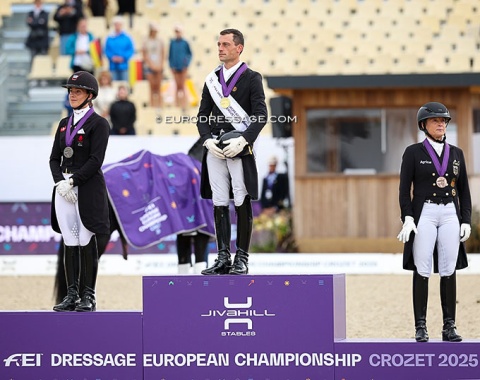 When you don't know which flag to face: Dufour and Verboomen look at the flag on the jumbotron, Werth at the physical flag being flown