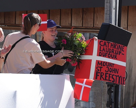 Cathrine Dufour gave her flowers to a fan