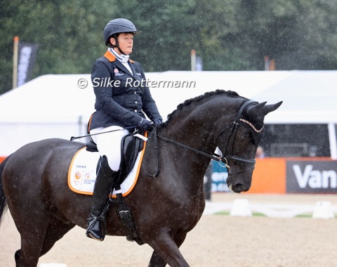 Loes Cevaal from the host team with the already 20-year-old Hanoverian Happy Hero