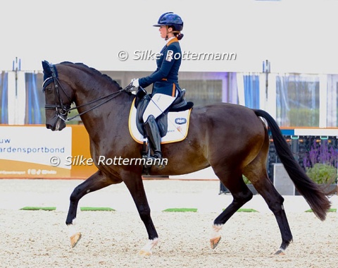 Britney de Jong from the host nation and her longtime partner Caramba on the way to the individual silver medal