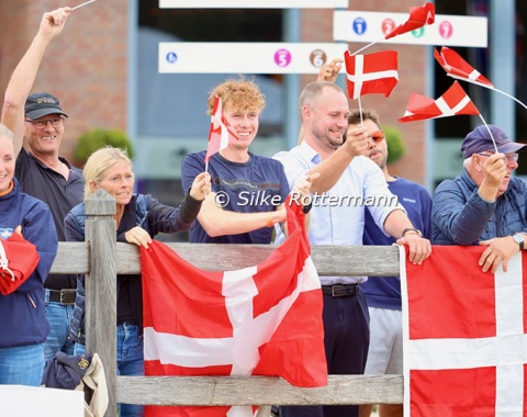 The Danish team with Tobias Thorning Jörgensen cheering for the silver medal of Pia Wulff Jelstrup.