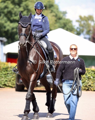 Laura Kangasniemi from Finland and Goldprins on their way to the training.