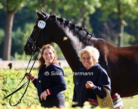 A very small Austrian team this year: Julia Sciancalepore, Dr. Eva-Maria Bachinger and Heinrich IV (by Heinrich Heine-de Niro)